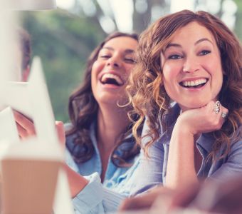 WS Humor_Weiterbildung BerufsWege für Frauen e. V._zwei Frauen lachen im Büro