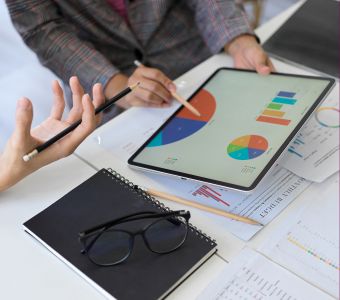 BerufsWege für Frauen und Social Business Women e.V., Weiterbildung für Frauen, Kurs Business Model Canvas, Frauen sitzen an einem Tisch und arbeiten an ihrem Business Modell