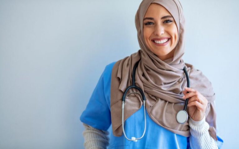 Kurs Glad to Care, Berufswege für Frauen e. V., muslimische Pflegerin lächelt in die Kamera