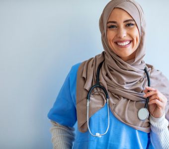 Kurs Glad to Care, Berufswege für Frauen e. V., muslimische Pflegerin lächelt in die Kamera