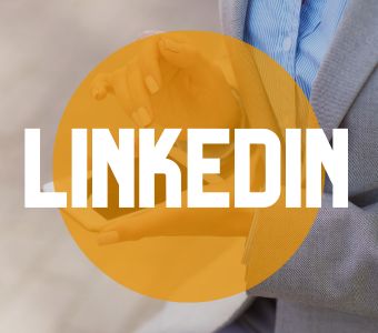 Workshop_LinkedIn für die Karriereplanung nutzen, Berufswege für Frauen e.V., Frau, die ihr Smartphone mit Linkedin hält