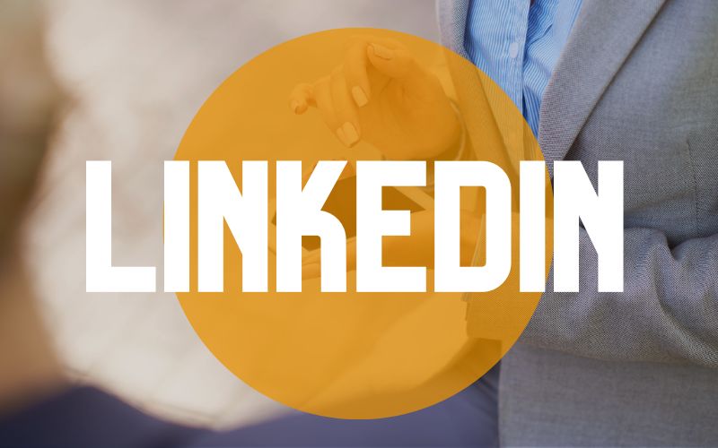 Workshop_LinkedIn für die Karriereplanung nutzen, Berufswege für Frauen e.V., Frau, die ihr Smartphone mit Linkedin hält
