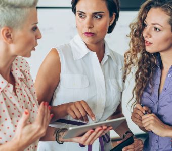 Workshop_Mediation, Berufswege für Frauen e.V., drei Frauen diskutieren ein Problem