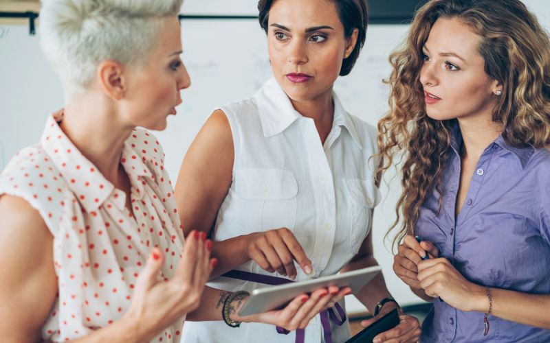 Workshop_Mediation, Berufswege für Frauen e.V., drei Frauen diskutieren ein Problem