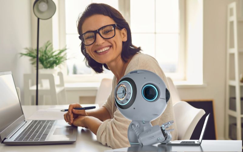 WS Texte mit KI_Bilder und Grafiken_Weiterbildung BerufsWege für Frauen e. V., eine Frau arbeitet am Laptop, animierter Bot arbeitet mit