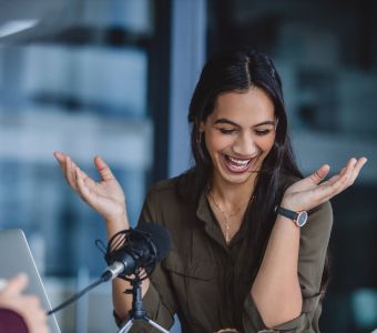 WS_Storytelling, BerufsWege für Frauen und Social Business Women e.V, Frau erzählt lachend eine Geschichte am Mikrofon