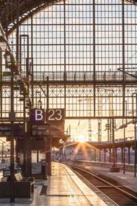 Sonnenuntergang am Frankfurter Bahnhof mit Gleisen