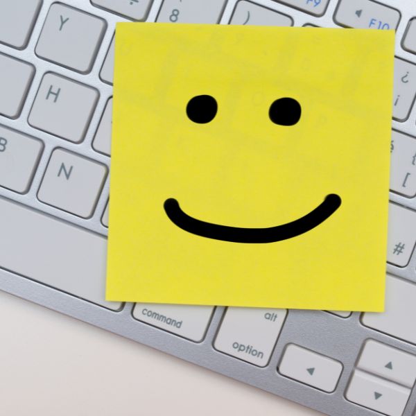 BeufsWege für Frauen e. V., Weiterbildung für Frauen, ein PostIt mit Smiley klebt auf einer Computertastatur
