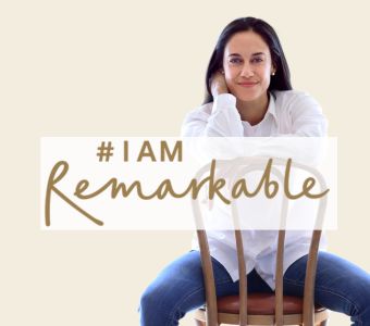 BerufsWege für Frauen e. V., Weiterbildung für Frauen, WS #I am reamarkable, Frau sitzt selbstbewusst verkehrtherum