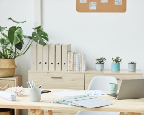Buchhaltung? Kein Hexenwerk! Teil 7: Vom Esstisch zum echten Arbeitsplatz – und der Frage, was „sofort“ und was „nach und nach“ abgeschrieben wird